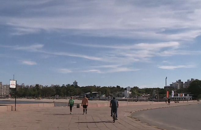 rambla-de-montevideo-bicicleta-cielo-despejado-sin-nubes-cisneros-pronostico