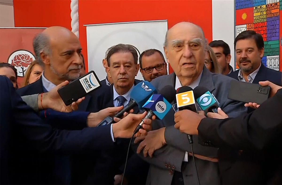 Sanguinetti y Mieres tras la reunión en la Casa del Partido Colorado. Hoy Sanguinetti visita al Partido Nacional. Sanguinetti y Mieres tras la reunión en la Casa del Partido Colorado. Hoy Sanguinetti visita al Partido Nacional.