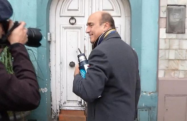 Foto: En la puerta de la casa de Carolina Cosse, la ex precandidata que Martínez no quiere como su vice.