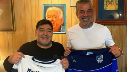 diego maradona sera el dt de gimnasia y esgrima de la plata