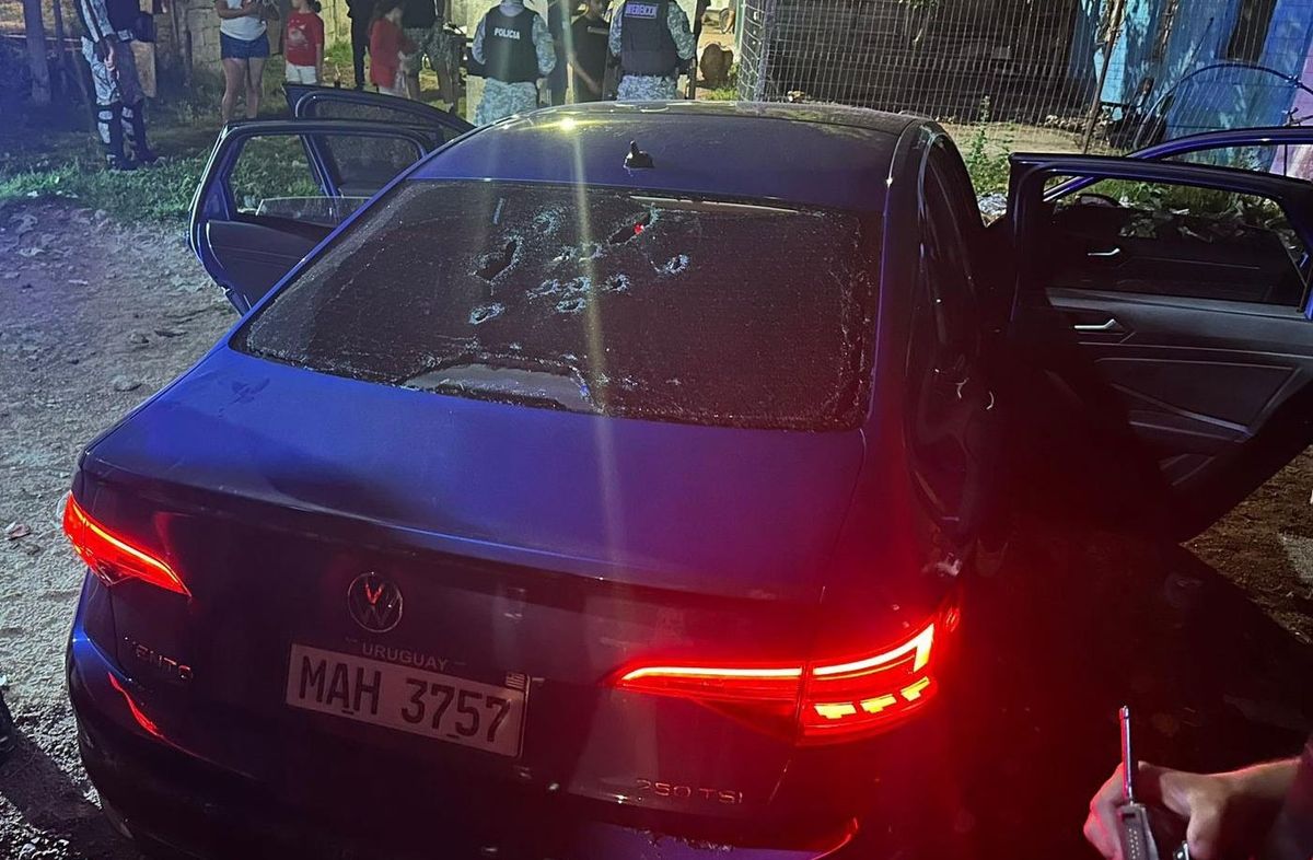 Foto cedida a Subrayado. El auto baleado, abandonado por los delincuentes. Foto cedida a Subrayado. El auto baleado, abandonado por los delincuentes.