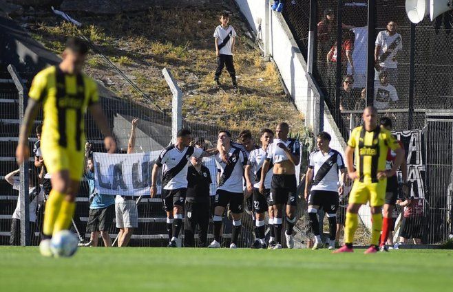 Foto: FocoUy. Peñarol y Danubio este domingo en Jardines.