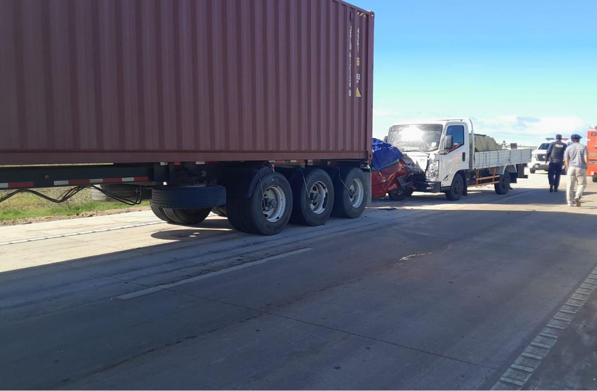 Foto: Policía Caminera. El accidente ocurrió en ruta 5, a la altura del departamento de Florida. Foto: Policía Caminera. El accidente ocurrió en ruta 5, a la altura del departamento de Florida.