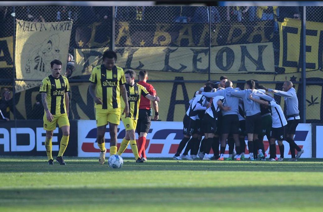 Danubio 2-1 Peñarol por el Clausura: el aurinegro dejó pasar otra