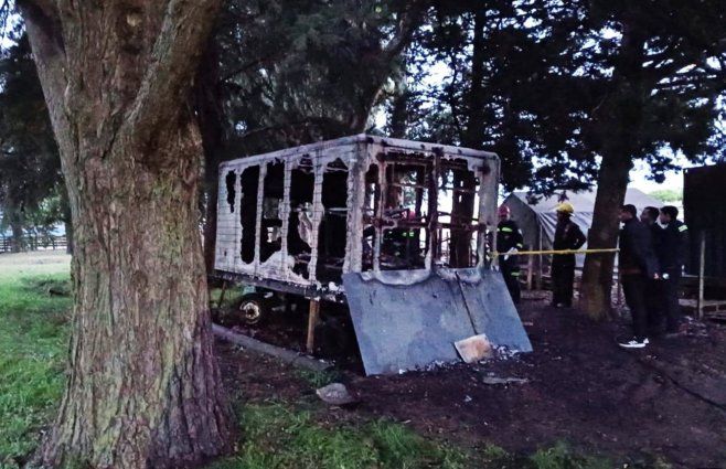 Foto: Policía de Canelones. El contenedor incendiado.&nbsp;