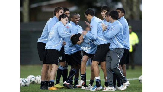Uruguay enfrenta a Camerún, por la clasificación a las 19.00