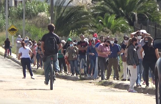 Largas filas en algunos vacunatorios de Canelones.
