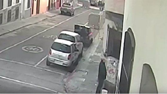 video policia robo auto ciudad vieja