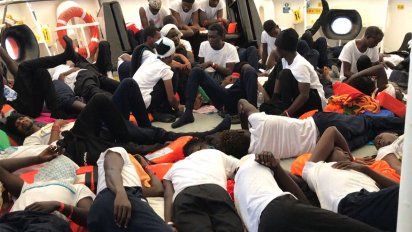 los 629 migrantes hacinados en el aquarius ya van rumbo a espana