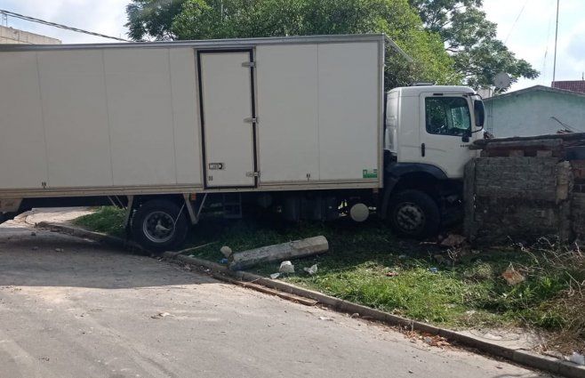 Foto cedida a Subrayado. El conductor del camión dijo que se quedó sin frenos.
