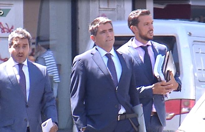 Raúl Sendic y sus abogados.