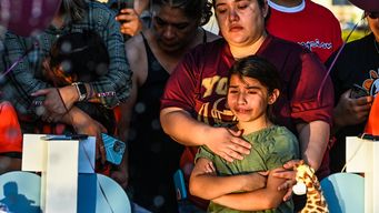 Una niña llora a su amiga que murió durante el tiroteo en una escuela de Texas. 