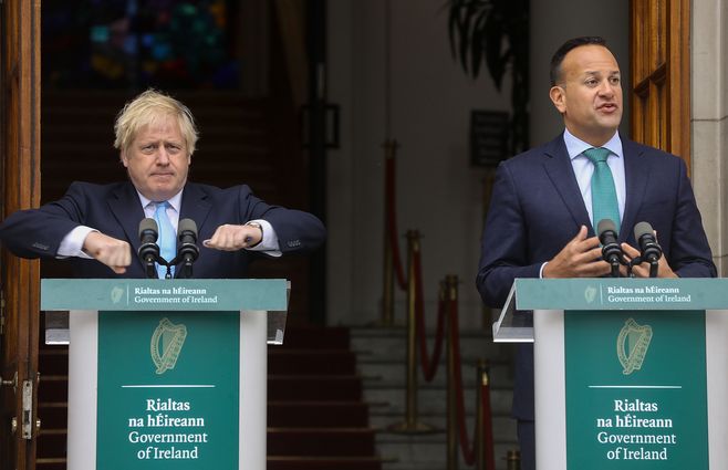 Boris Johnson junto al primer ministro irlandés Leo Varadkar en Dublin, el 9 de setiembre. La slaida de la UE estuvo sobre la mesa&nbsp;