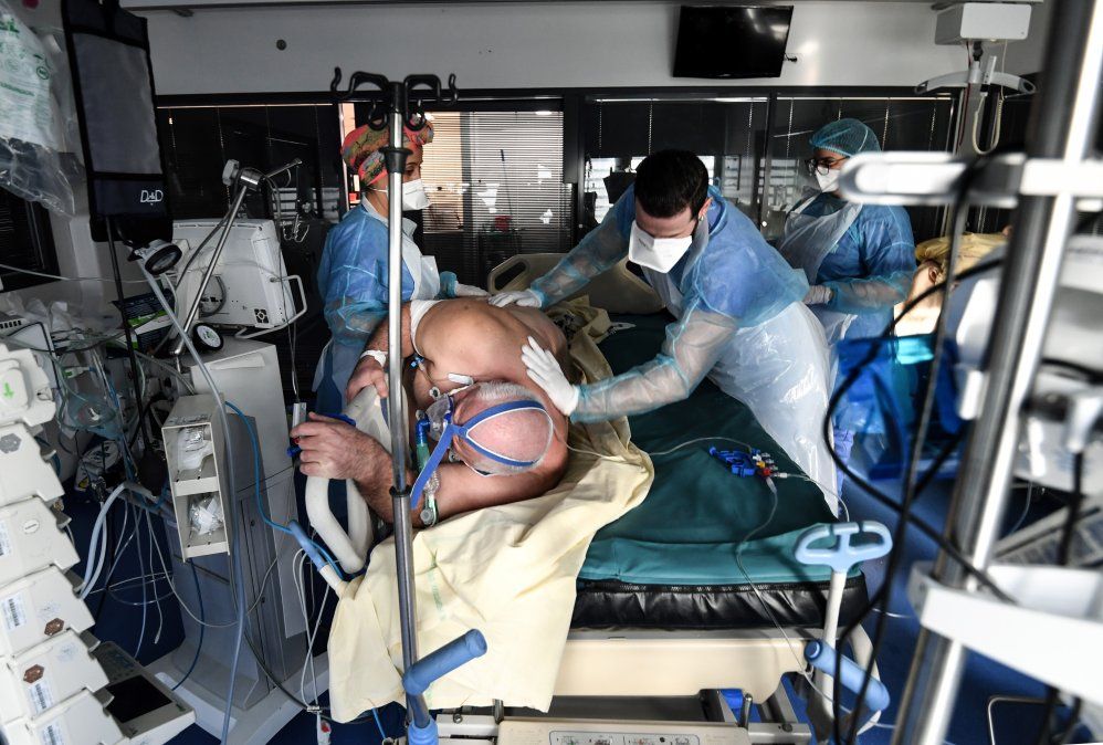 Personal medico atiende a un pacente en la unidad de cuidados intensivos para pacientes infectados con Covid-19.