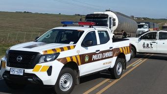 dos mujeres murieron y un hombre esta grave tras un siniestro entre un auto y un camion