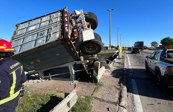 Accidente-camión-accesos-viernes.jpg