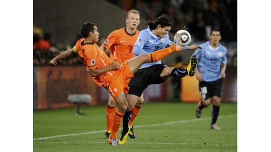 Adinet TV trasmitirá hoy el partido Uruguay-Holanda para el mundo