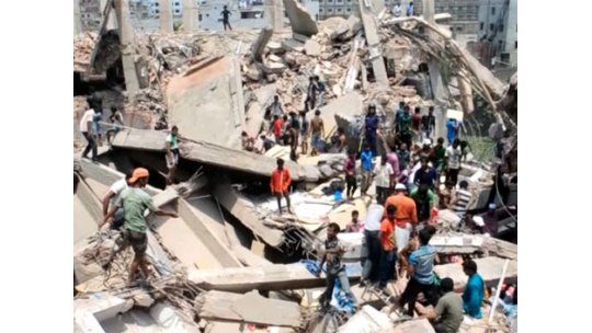 Al menos 110 muertos tras derrumbe de fábricas en Bangladesh