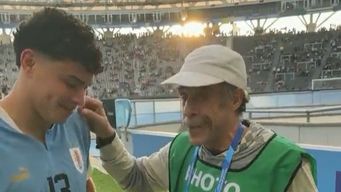 alan maturro y el fundador del plan ceibal protagonizaron una caida en el festejo del gol uruguayo