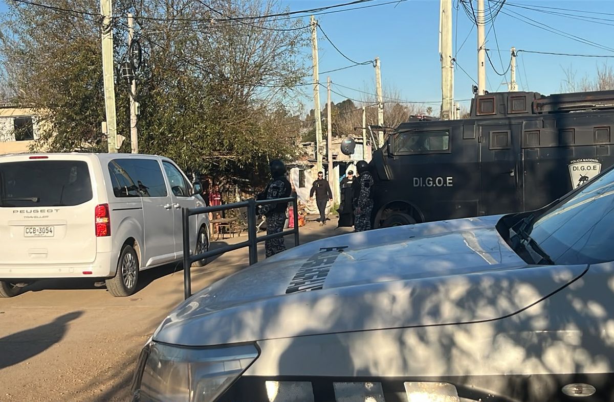 Varias dependencias policiales participan en distintos allanamientos en el barrio Los Sueños en Manga