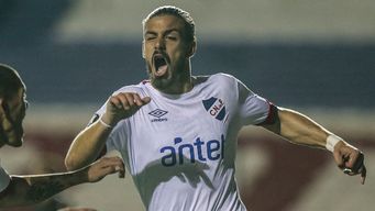 Vecino convirtiéndole a Racing de Avellaneda por la Libertadores en 2020