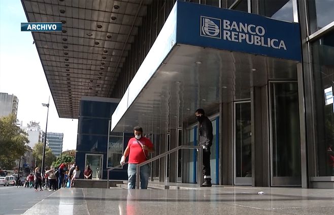 banco-republica-sucursal-19-junio-cajeros-tapabocas.jpg
