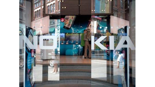 Microsoft compró Nokia para competir con Samsung y Apple