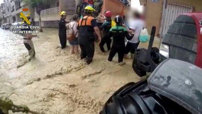 nuevas evacuaciones en el sureste de espana, donde remite la tormenta