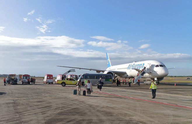 Foto: Claudio Fernández / UGC vía AFP. Pasajeros de Air Europa asistidos en Brasil tras turbulencias.