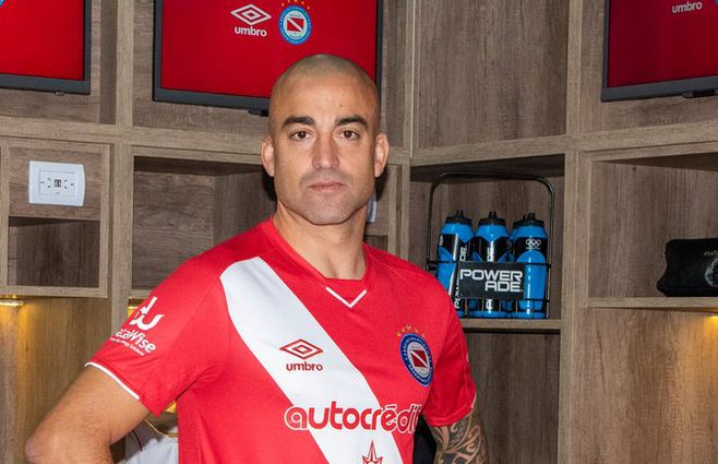 Santiago Silva, un jugador con más de nueve equipos en el fútbol argentino