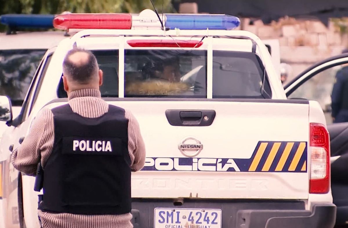 Motociclista que circulaba sin casco murió tras cruzar de senda, chocar contra un auto y salir despedido