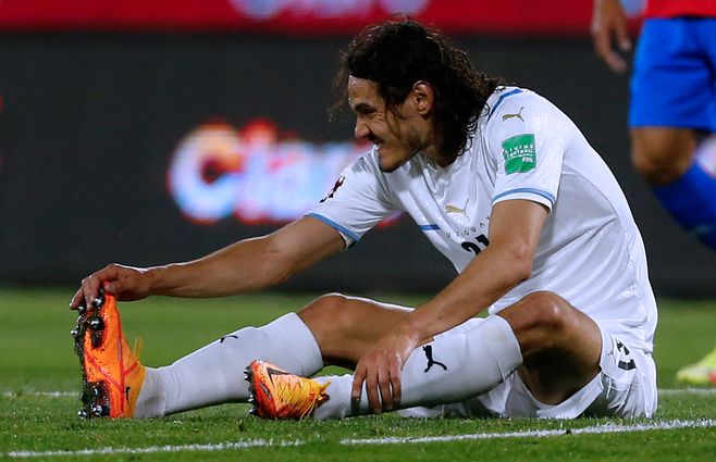 Edinson Cavani se lesionó durante el partido entre Uruguay y Chile.