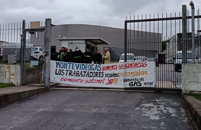 Sindicato bloque ingreso a MontevideoGas. Foto: sindicato, enviada a Subrayado.