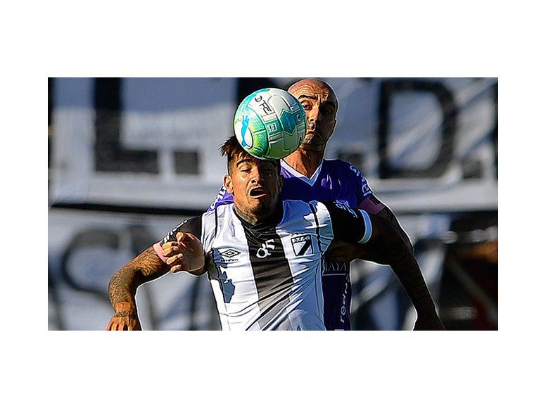 Wanderers ganó a Racing 3 a 0 con hattrick de Cristian Palacios