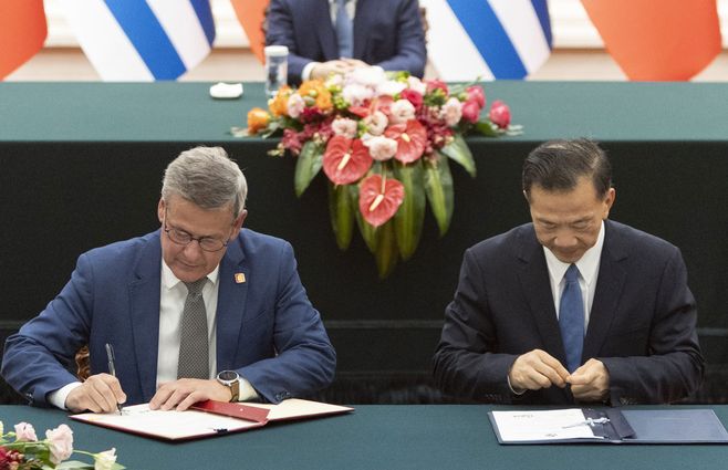 Jorge-Diaz-acuerdo-Urguuay-China-foto-Presidencia