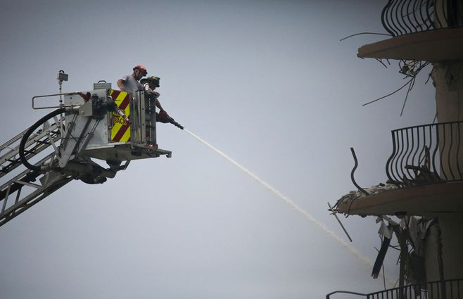 derrumbe-miami-bomberos-trabajando.jpg