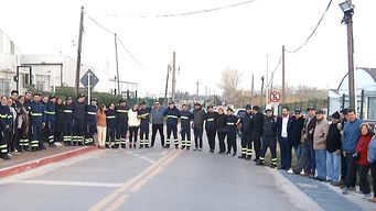 vecinos y trabajadores realizaron abrazo solidario frente a planta automotriz incendiada; no habra perdida de salario