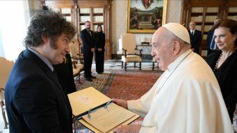 Javier Milei con el papa Francisco durante la visita oficial al Vaticano en febrero de 2024. AFP