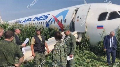 llaman heroe al piloto ruso que realizo aterrizaje de emergencia con 233 personas a bordo