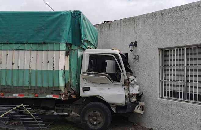 camion-incrustado-vivienda-miguel-chagas.jpg