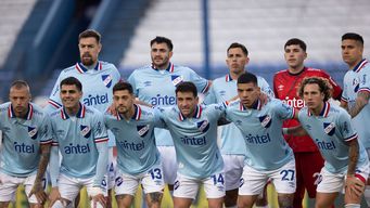 nacional goleo 3-0 a racing y mantuvo los cuatro puntos de diferencia en la anual sobre penarol