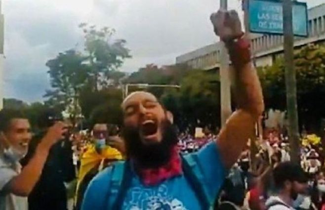 Lucas Villa, durante las protestas pacíficas de Pereira. Minutos después sería ejecutado.
