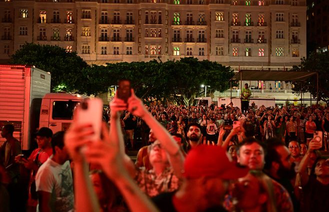 Foto: AFP. Fans presentes en el ensayo de Madonna, previo a su show en Copacabana.