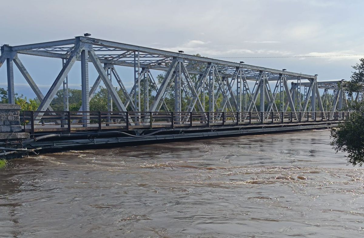 Alerta en Florida por crecida del río Santa Lucía que casi pasa por encima  del puente de Piedra Alta