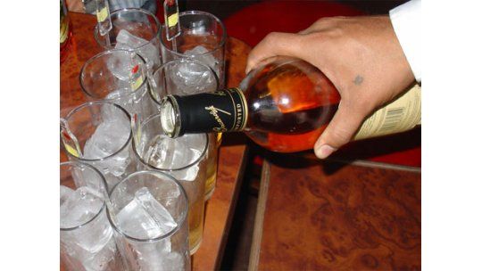 Ejecutivo subirá los impuestos al alcohol para bajar el consumo