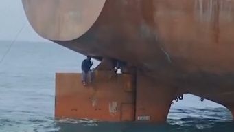 cuatro polizones viajaron escondidos en el timon de un barco, desde nigeria a brasil