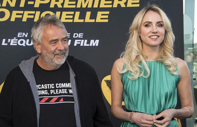 Luc Besson y Sand Van Roy en abril de 2018 durante la presentación del film Taxi 5. También trabajó en otras películas del mismo director. Ella niega haber tenido una relación de pareja con Besson. Dijo que se sintió forzada a mantener relaciones con él por motivos profesionales. El ataque, dijo, fue en el Bristol Hotel de París, dos semanas antes de la foto sacada en la red carpet. 