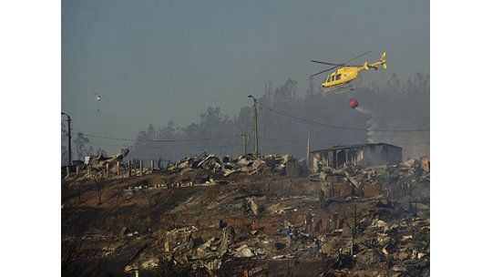 Hay 14 muertos por el peor incendio en la historia de Valparaíso