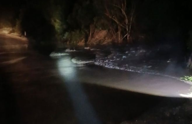 El lugar donde el padre y el niño cruzaron con la moto. Foto: Bomberos.
