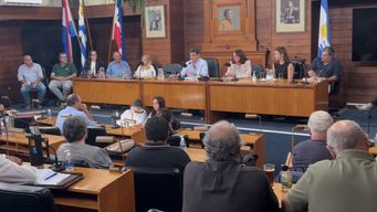 calcar mantiene deuda de usd 2,4 millones con productores del litoral y sur del pais, que piden prorrogar vencimientos
